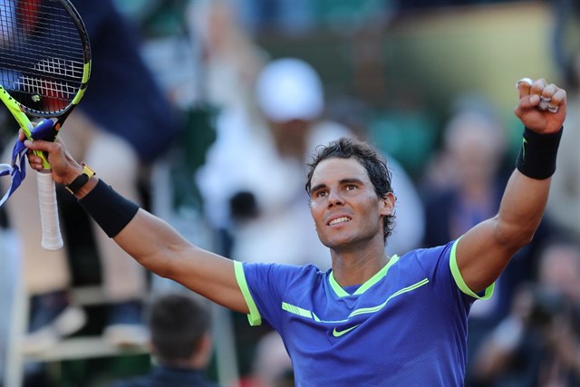 Nadal da una clase de tenis al joven Thiem