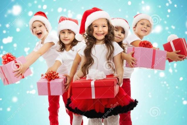 grupo-de-nic3b1os-felices-en-sombrero-de-la-navidad-con-los-presentes-47997526120374732